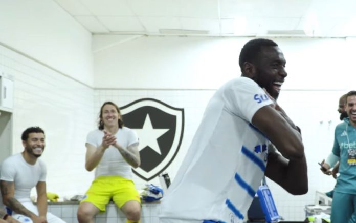Bolasie dançou no vestiário após vitória contra o Botafogo