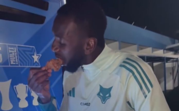 bolasiecruzeirofrangofrito Bolasie provocou o Atlético-MG ao comer frango frito