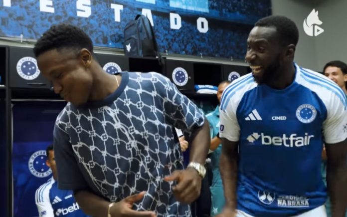 Bolasie dançou com Sinisterra após vitória sobre o Inter