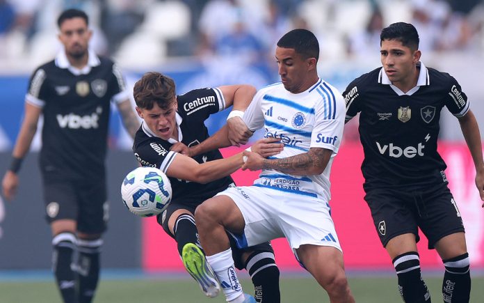 botafogo x cruzeiro Christian divide bola em jogada com Montoro