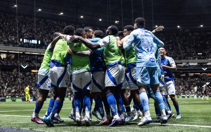 Jogadores do Cruzeiro celebram gol sobre o Atlético-MG na Arena MRV