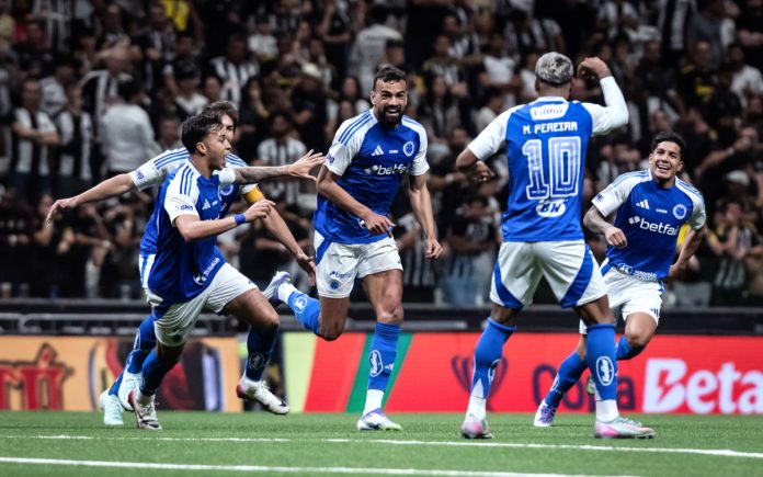 Jogadores do Cruzeiro comemoram gol na Arena (Foto: Gustavo Aleixo/Cruzeiro)