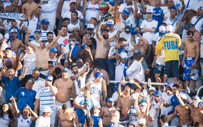 Torcida do Cruzeiro lotou setor de visitante no Nilton Santos