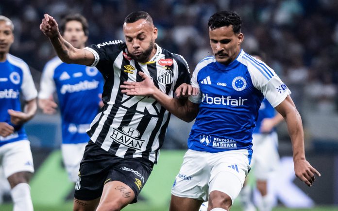 Kaiki disputa bola em jogada com Guilherme
