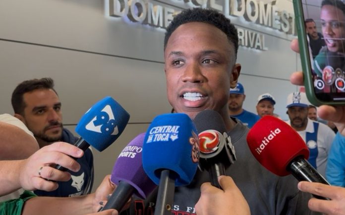 Luis Sinisterra foi recepcionado por torcedores do Cruzeiro