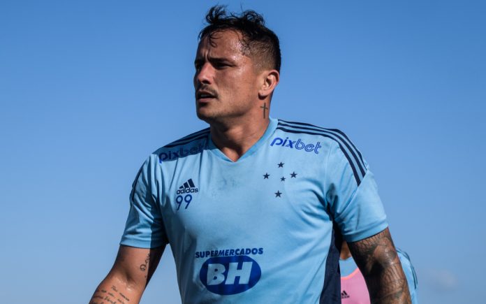 Edu vestiu a camisa 99 em sua passagem pelo Cruzeiro