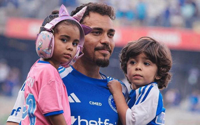 Eduardo segura os filhos Heaven e Mikai