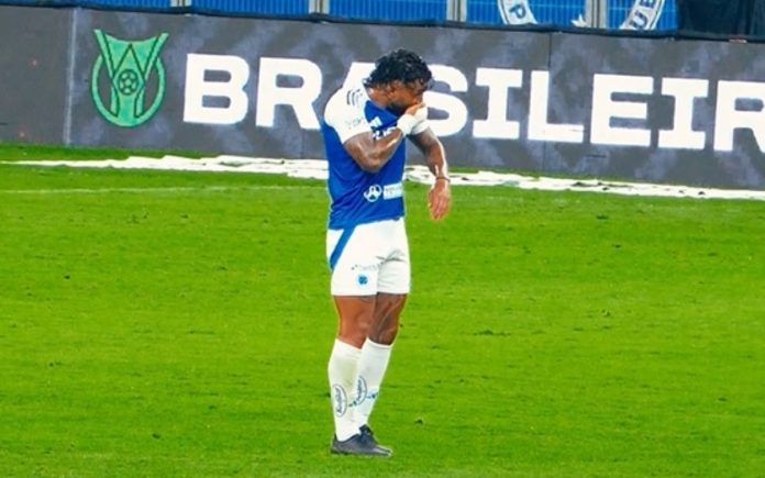 Gabigol, do Cruzeiro, após receber homenagem