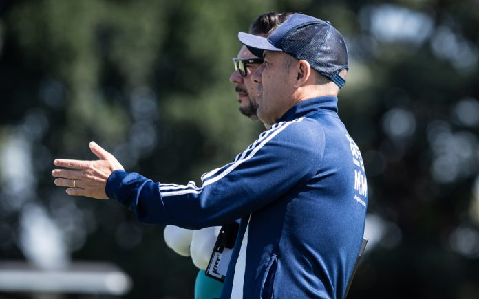 Jardim conversa com o médico do Cruzeiro, Sérgio Campolina, em treino na Toca II