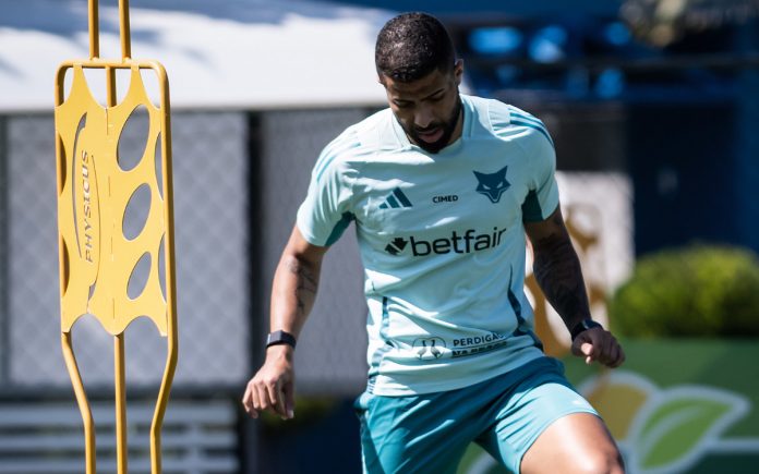 João Marcelo se recupera de cirurgia no joelho direito