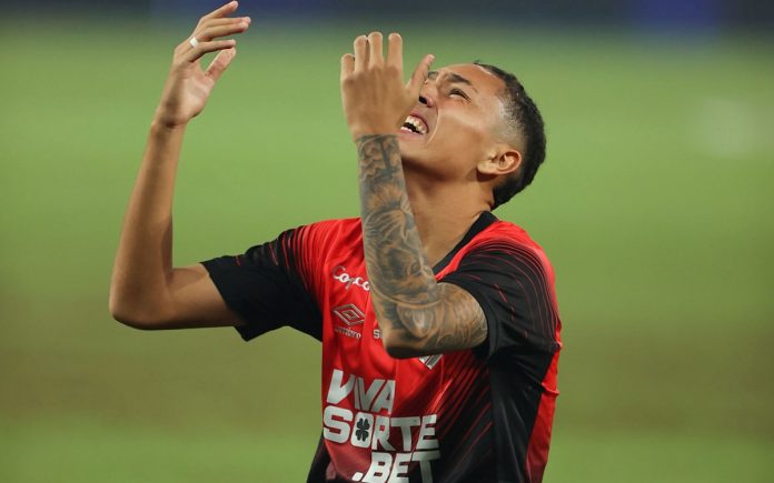 Kauã Moraes celebra gol pelo Athletico-PR
