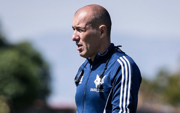 Leonardo Jardim durante treino na Toca II, em BH