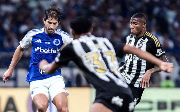 Lance de jogo entre Cruzeiro e Atlético-MG