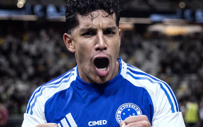 Lucas Romero celebra vitória na Arena, pela Copa do Brasil