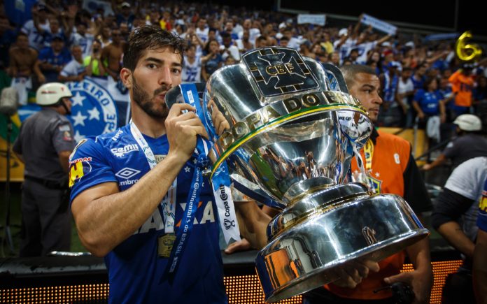 Lucas Silva beija taça da Copa do Brasil de 2018