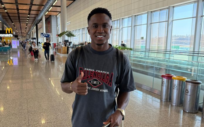 Luis Sinisterra chegou a Belo Horizonte nesta quarta (20)