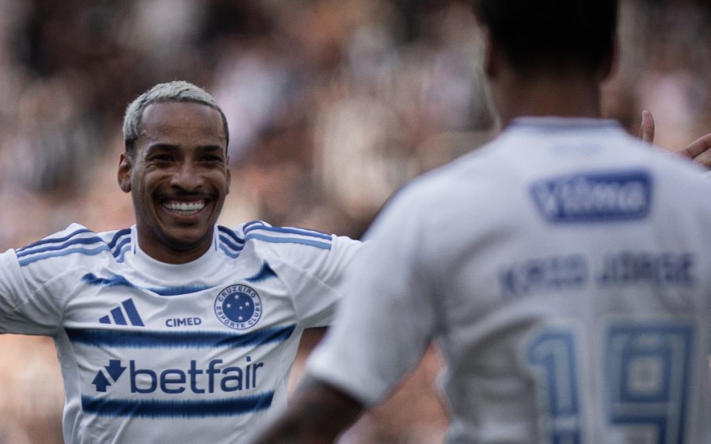 Matheus Pereira e Kaio Jorge celebram gol do Cruzeiro contra o Botafogo