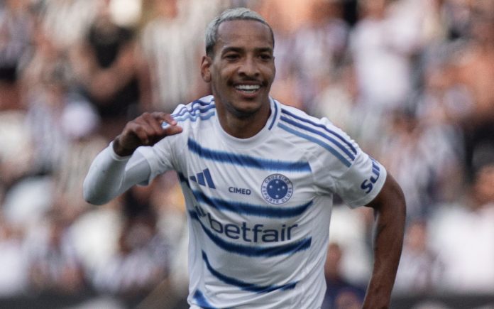 Matheus Pereira celebra gol pelo Cruzeiro contra o Botafogo