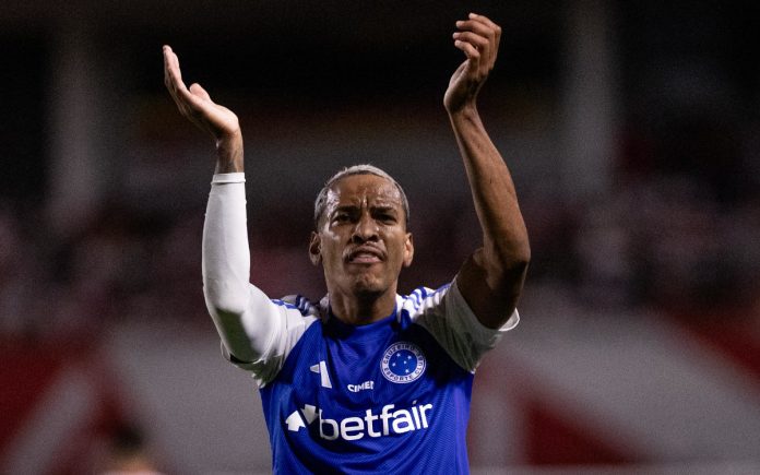 matheuspereiracruzeiro Matheus Pereira em ação contra o CRB, no Rei Pelé