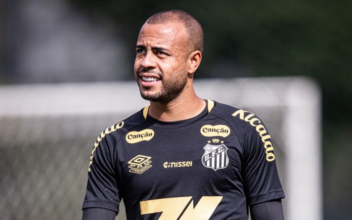 Mayke enfrentará o Cruzeiro com a camisa do Santos