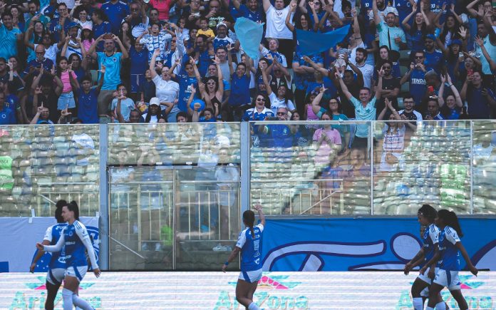 Letícia comemora gol contra o Bragantino