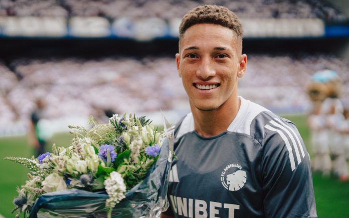 Robert veste a camisa do FC Copenhagen, da Dinamarca