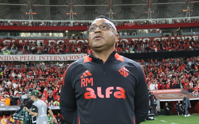 Roger Machado em jogo contra o Flamengo, pela Libertadores