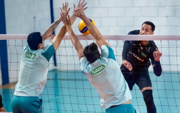 Douglas Souza e Otávio bloqueiam atleta do JF Vôlei