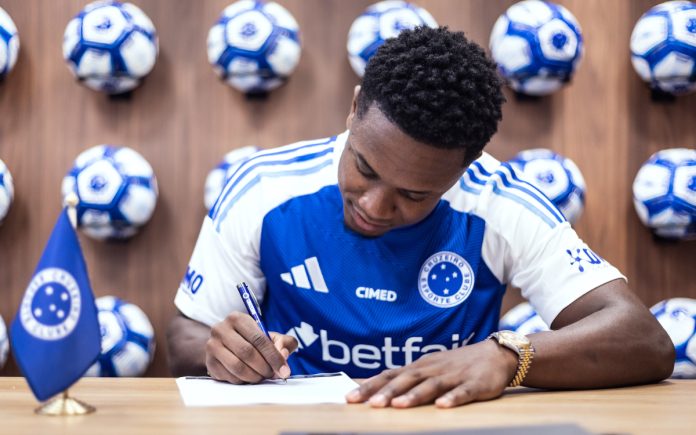Sinisterra assinou contrato com o Cruzeiro até junho de 2026