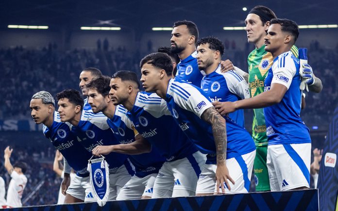 Time do Cruzeiro antes da vitória contra o Inter, no Mineirão