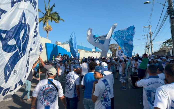 Torcedores do Cruzeiro marcaram presença na porta da Toca II em ato de apoio