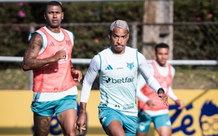 Matheus Pereira em treino na Toca da Raposa II