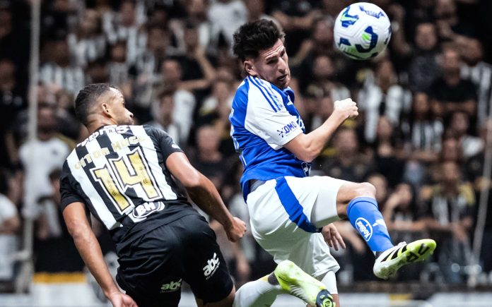 villalbacruzeiroatléticomg Villalba ganha duelo aéreo de Vitor Hugo no clássico