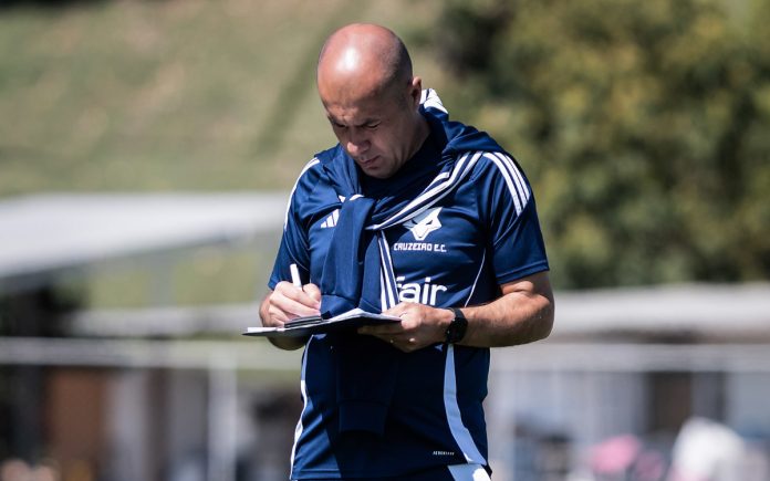 Leonardo Jardim durante treino na Toca da Raposa II