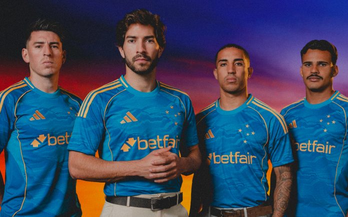 Jogadores do Cruzeiro com o novo uniforme (Foto: Divulgação/Adidas)