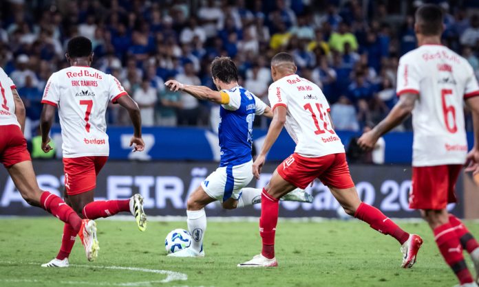 Finalização de Lucas Silva no primeiro gol do Cruzeiro