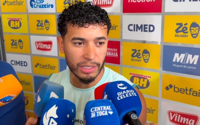 William, lateral do Cruzeiro, concedeu entrevista na Toca II