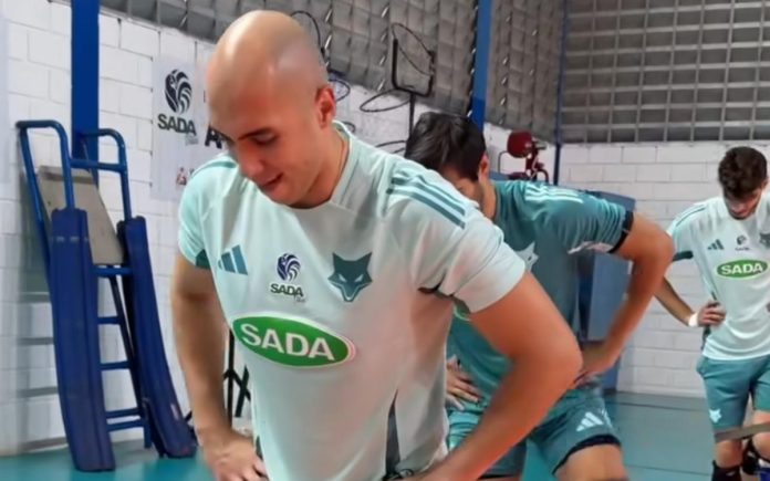 Matheus Brasília em treino da Sada Cruzeiro (Foto: Reprodução/Sada Cruzeiro)