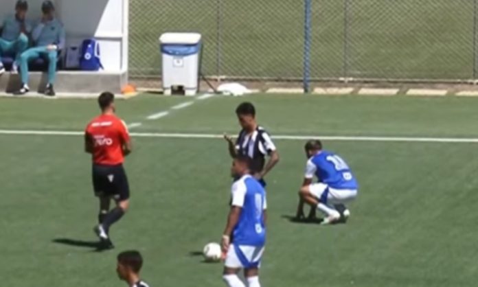 Meia sentiu uma indisposição e deixou o gramado de jogo