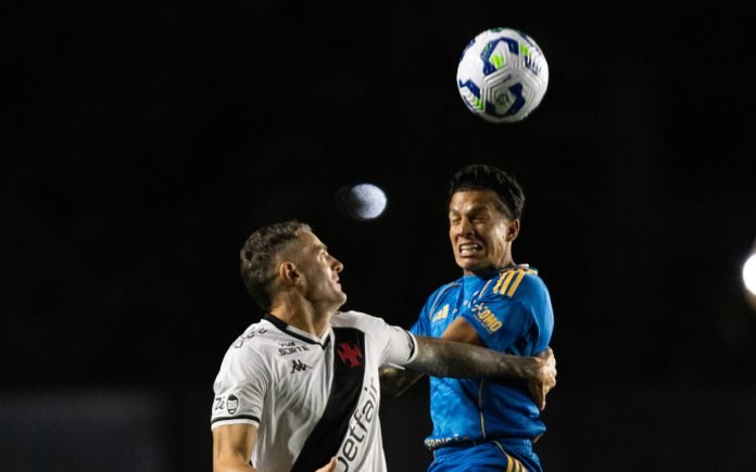 Romero e Vegetti em disputa aérea no jogo entre Cruzeiro e Vasco