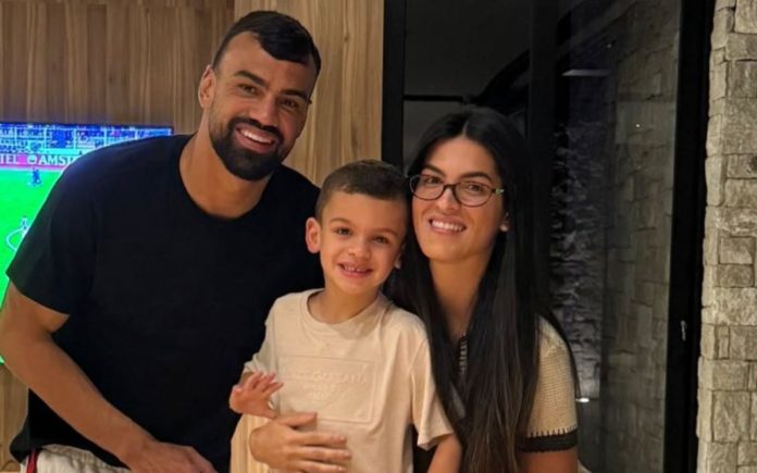 Fabrício Bruno posou para foto com a esposa, Anna Clara, no aniversário do Lucca