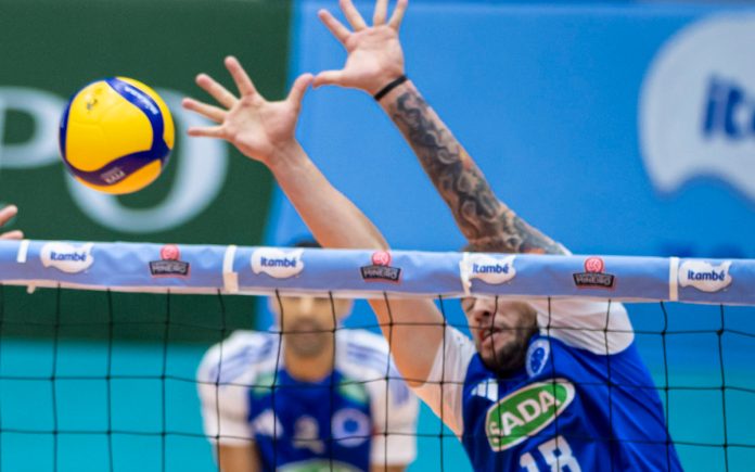 Sada Cruzeiro perdeu por 3 a 1 diante do Praia (Foto: Agência i7/Sada Cruzeiro)