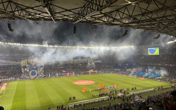 Torcida do Cruzeiro fez grande festa na entrada do time no Mineirão (Foto: Leonardo Gimenez/Central da Toca)