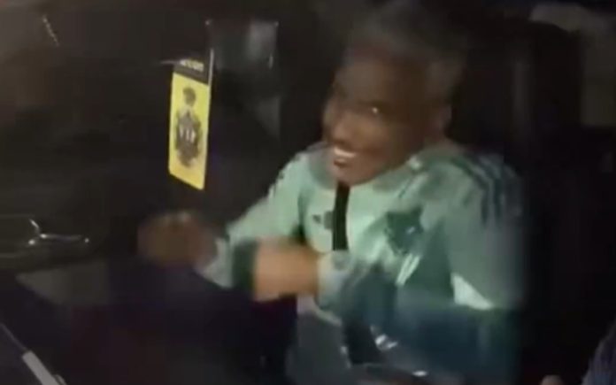 Matheus Pereira, do Cruzeiro, imitou uma galinha (Foto: Reprodução)