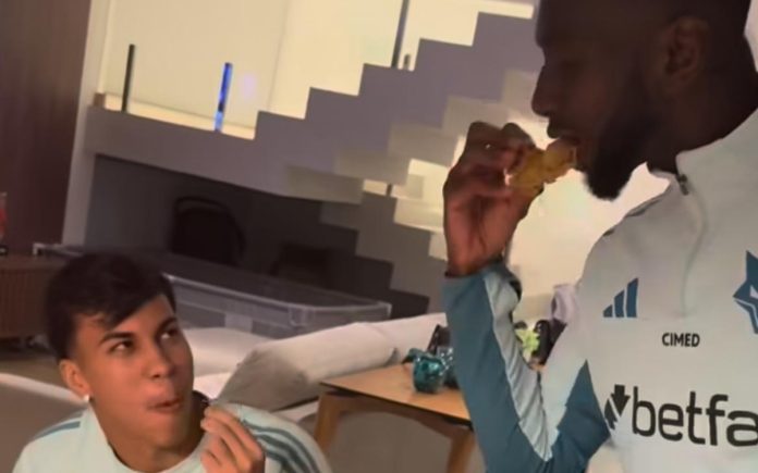 Kaio Jorge e Bolasie comendo frango (Foto: Reprodução)