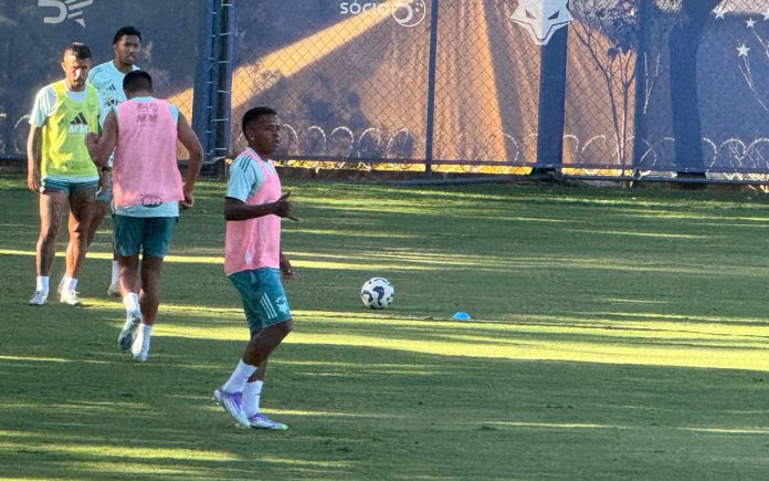 Arroyo em treino na Toca da Raposa ll (Foto: Thaynara Amaral/Central da Toca)