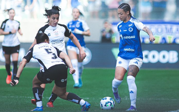 Byanca Brasil, do Cruzeiro, no jogo diante do Corinthians (Foto: Gustavo Martins/Cruzeiro)