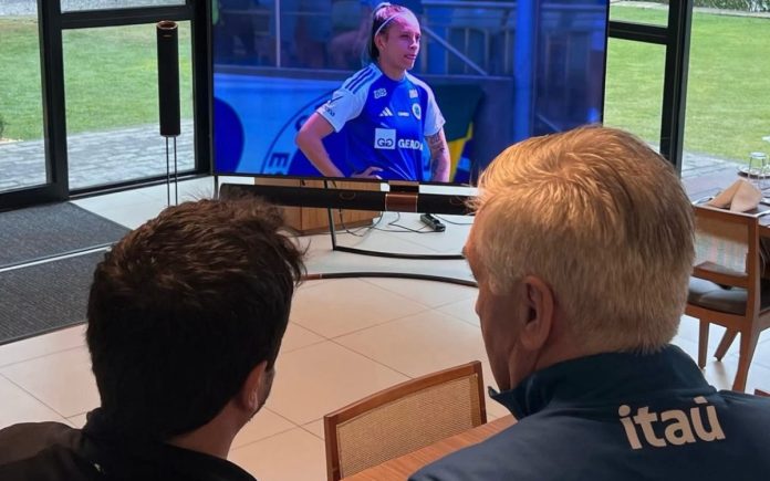 Arthur Elias e Carlo Ancelotti assistiram ao jogo das Cabulosas na final do Brasileiro (Foto: Divulgação/CBF)