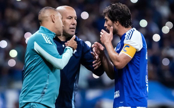 Jardim, em conversa com Lucas Silva, volante e capitão do time (Foto: Gustavo Aleixo/Cruzeiro) Jardim, em conversa com Lucas Silva, volante e capitão do time (Foto: Gustavo Aleixo/Cruzeiro)
