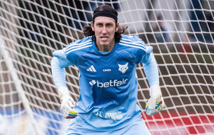 Cássio durante treino na Toca da Raposa II, em BH